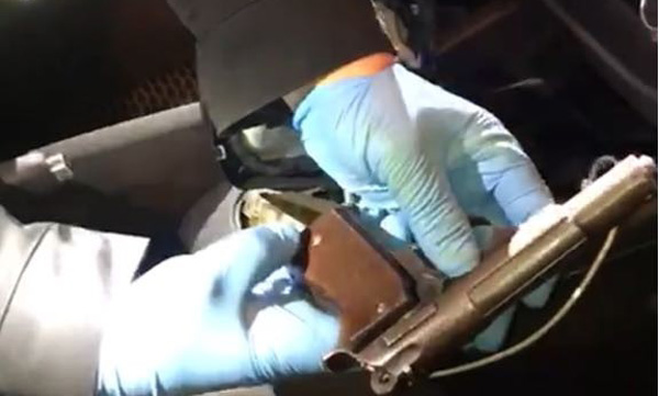 Otomobilin vites kutusundan tabanca çıktı