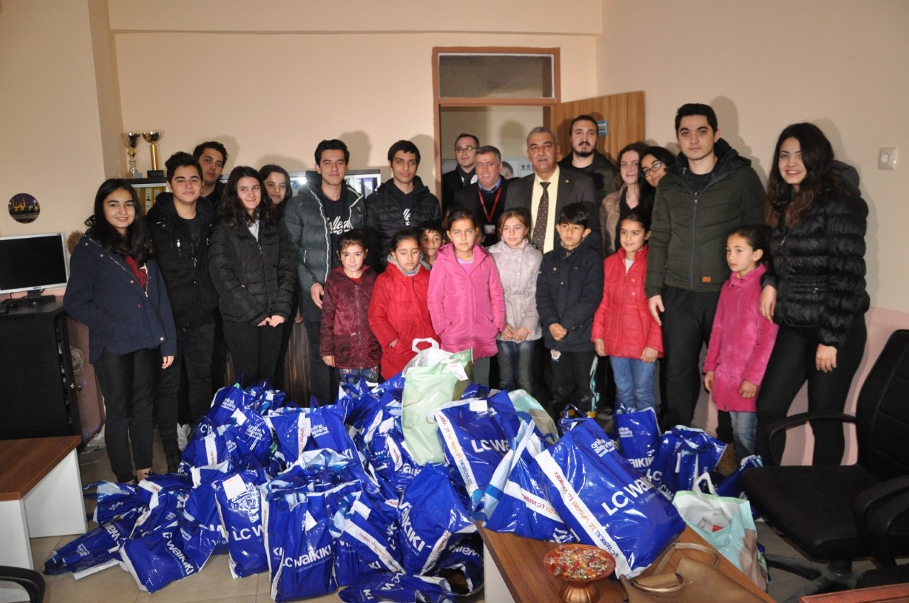 Soner Çetin'den Aladağ'daki öğrencilere giyecek yardımı