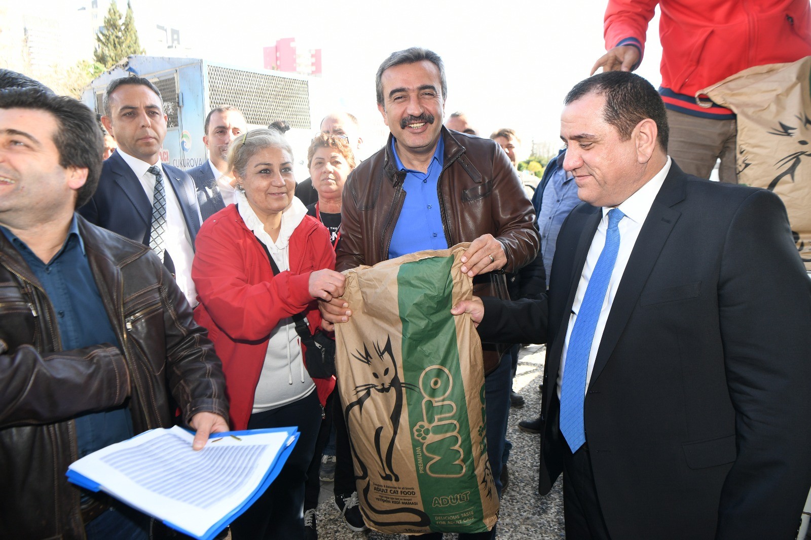 Çukurova Belediyesi kediler için mama dağıttı