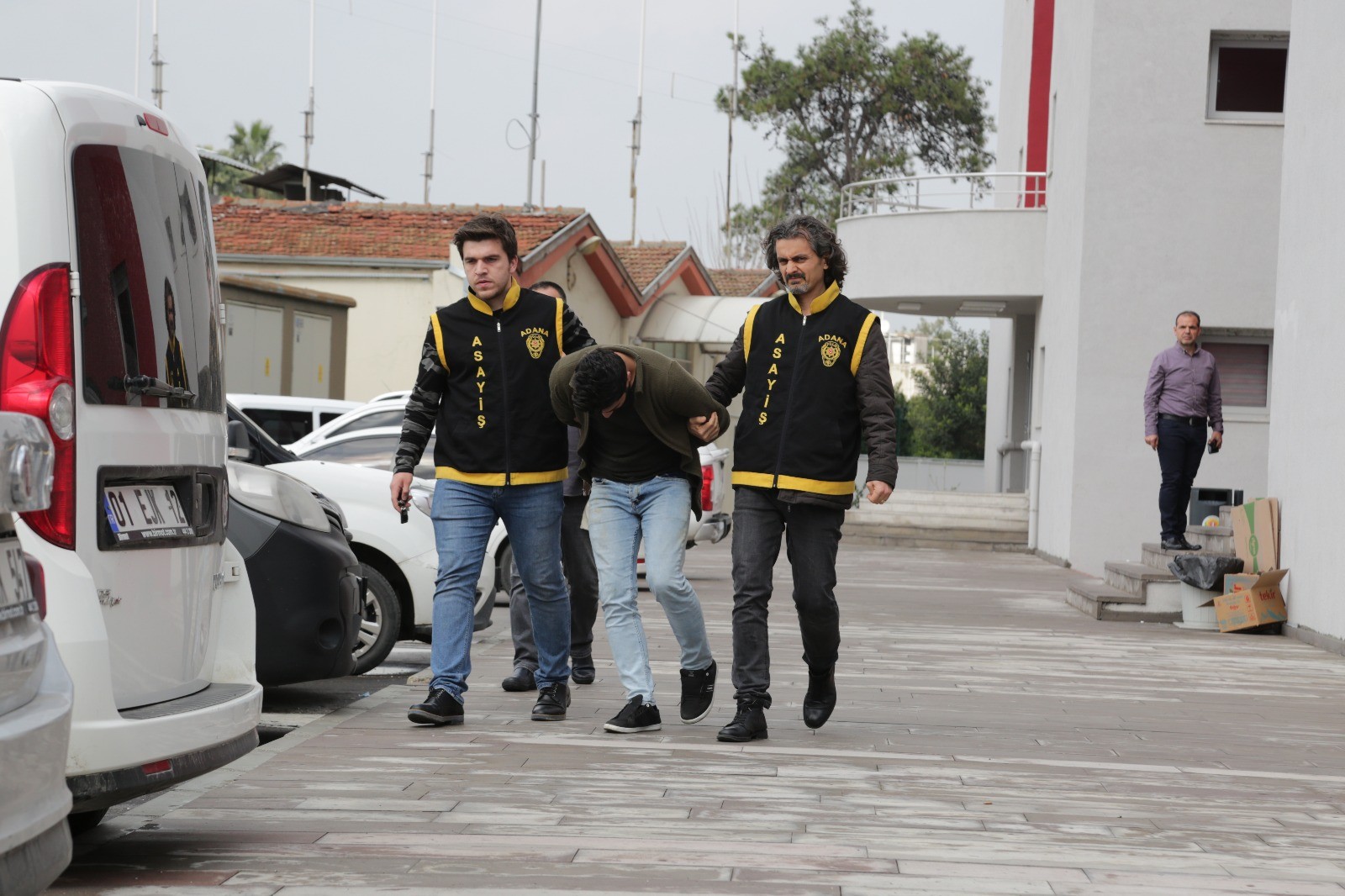 Sahte polisi gerçek polis yakaladı