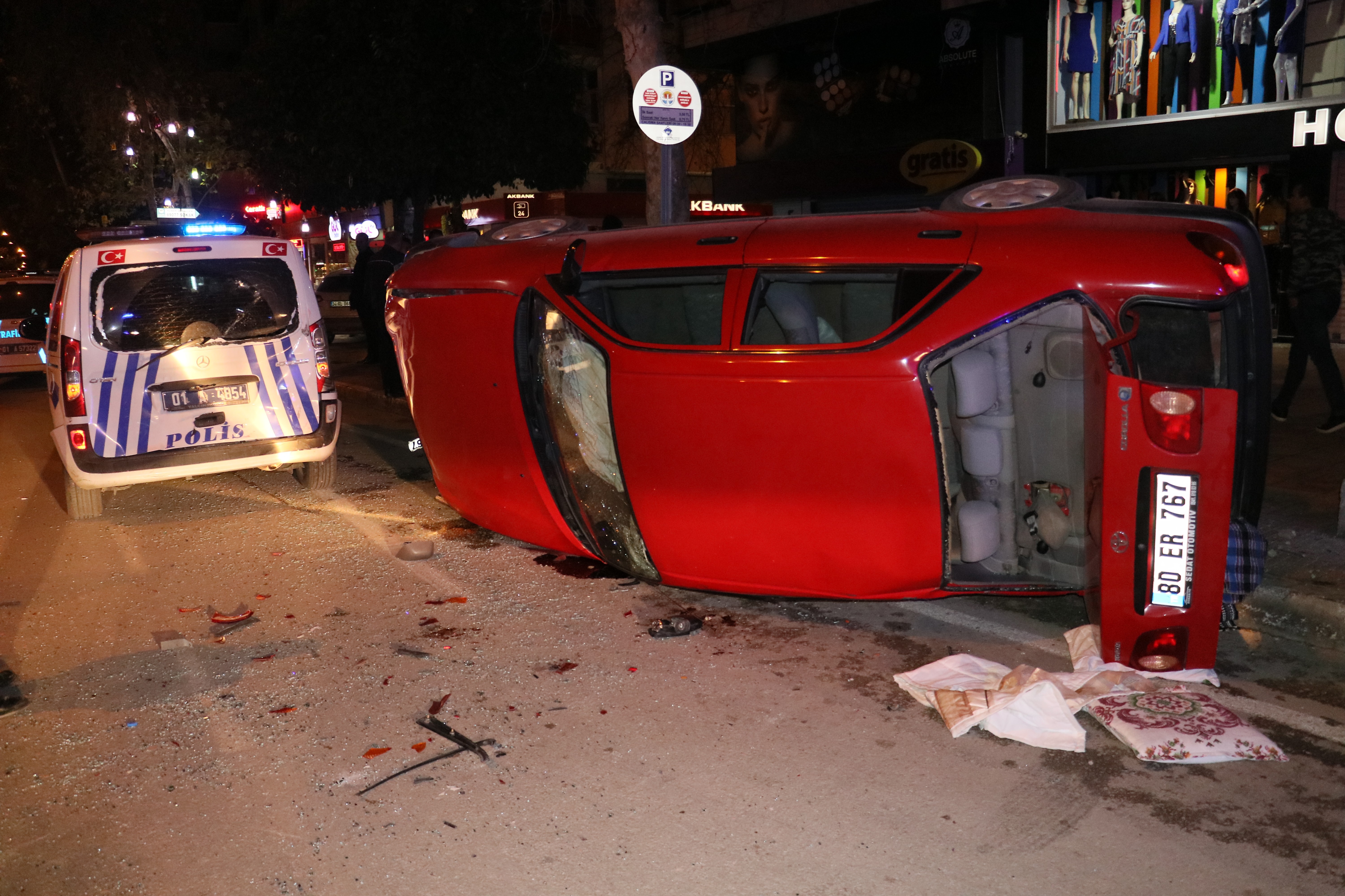 Takla atan otomobil polis aracına çaparak durabildi: 1 yaralı
