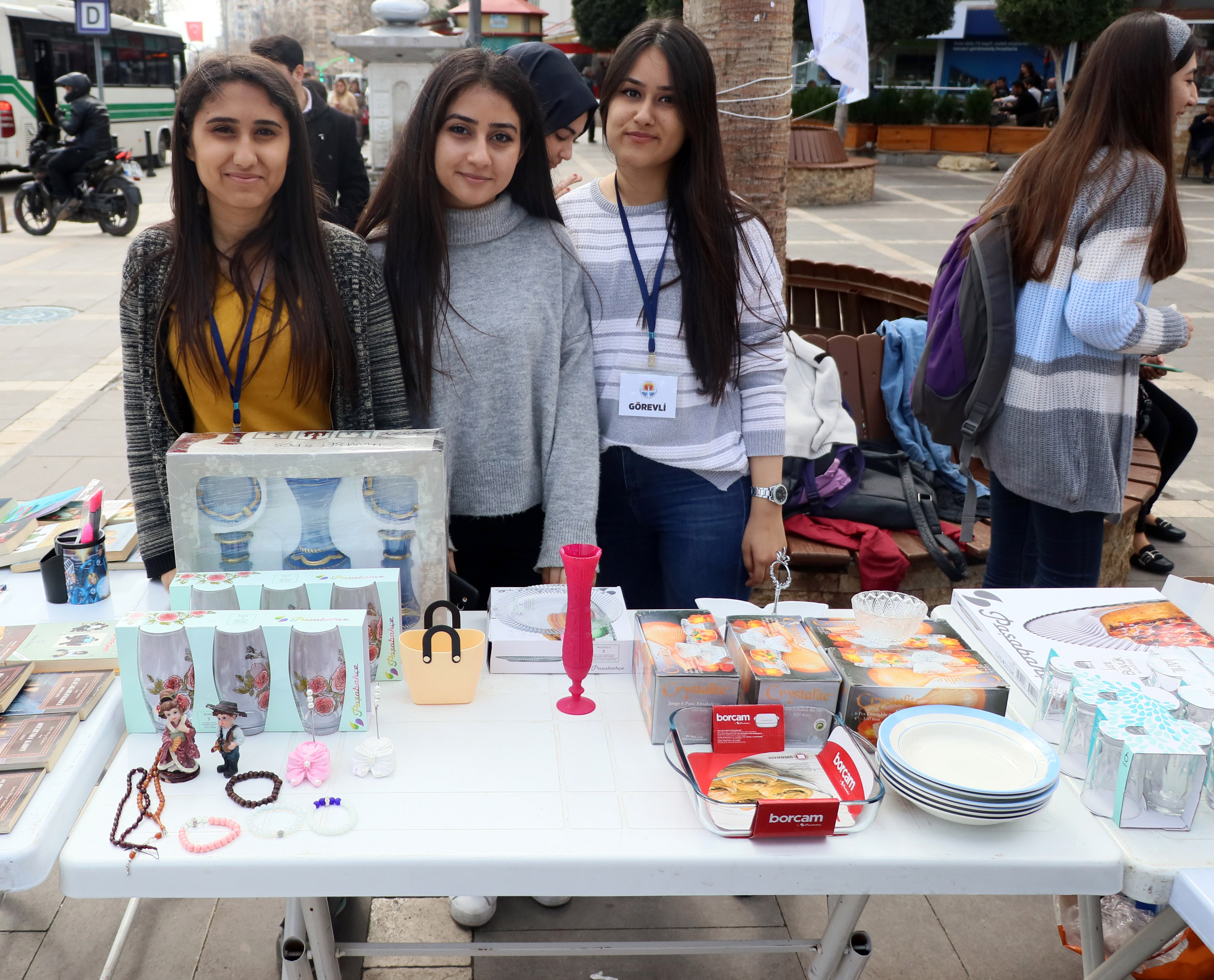 Adanalı öğrencilerden Mehmetçik için kermes