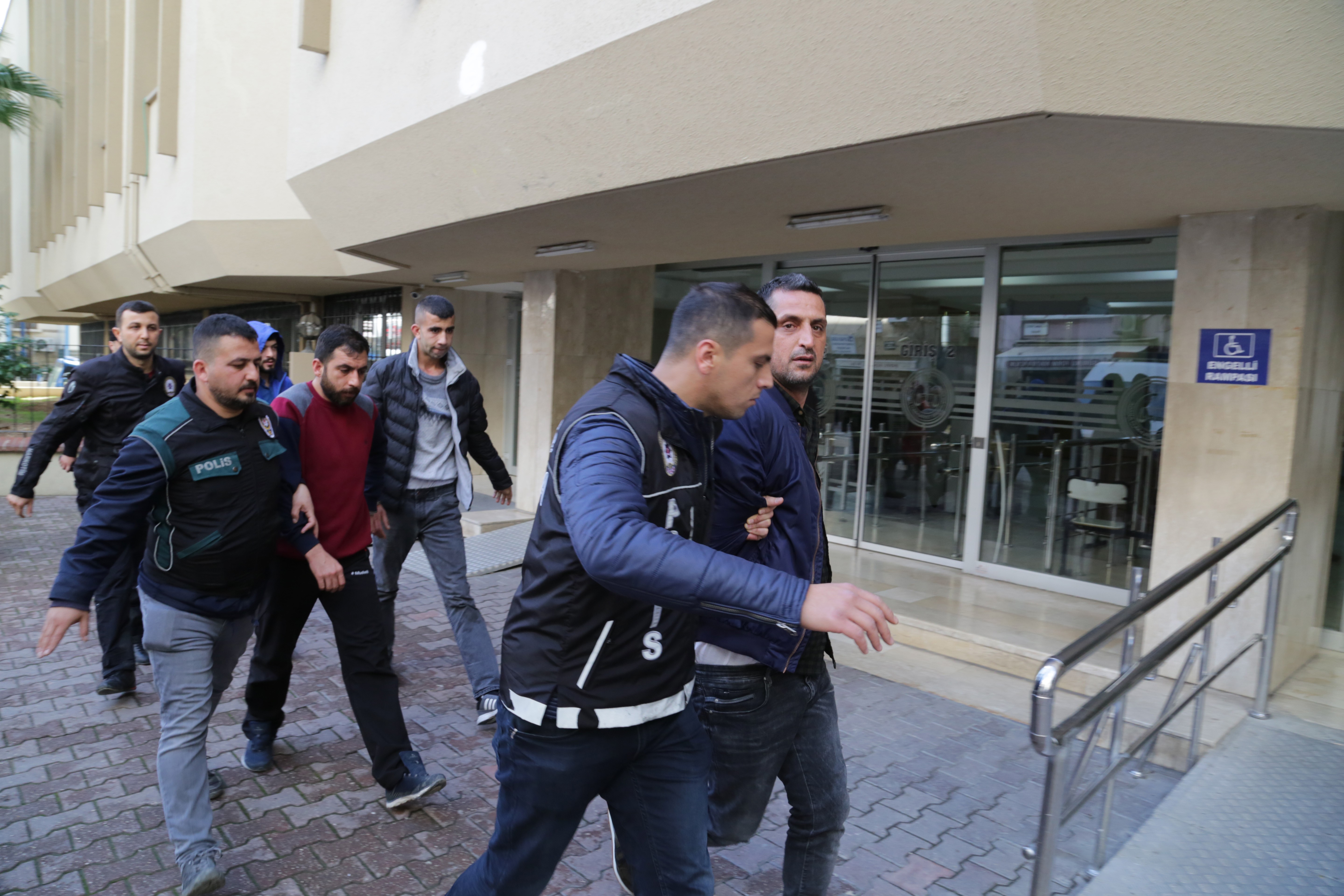 Esrarı tuvalete attı polis sifonu çekmeden yetişti