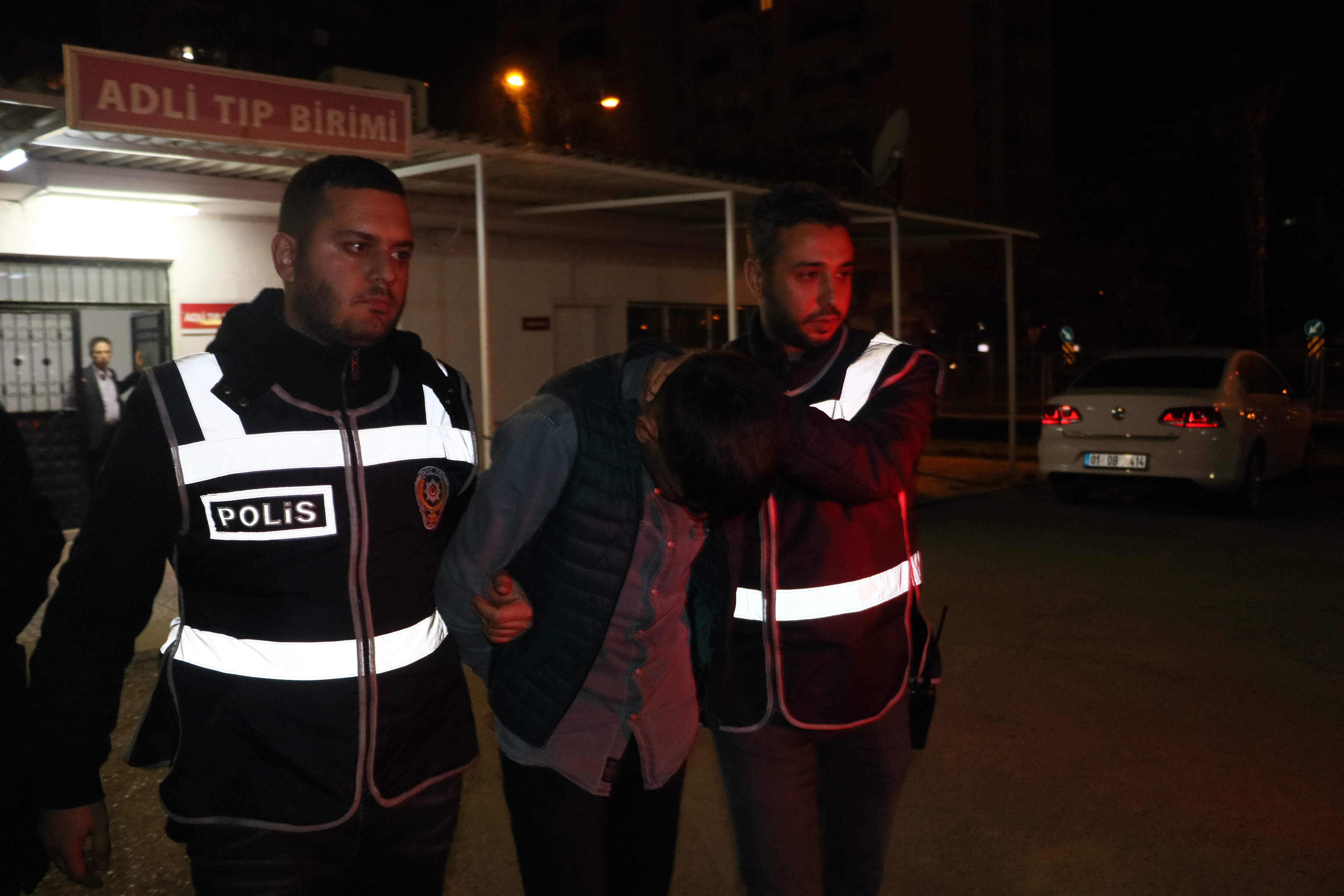 Polisi tüfekle yaralayan uyuşturucu satıcısı yakalandı