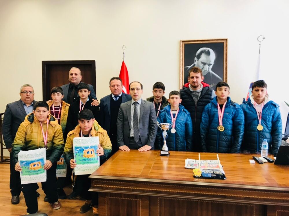 Tufanbeyli Ortaokulu güreşte Adana ikincisi