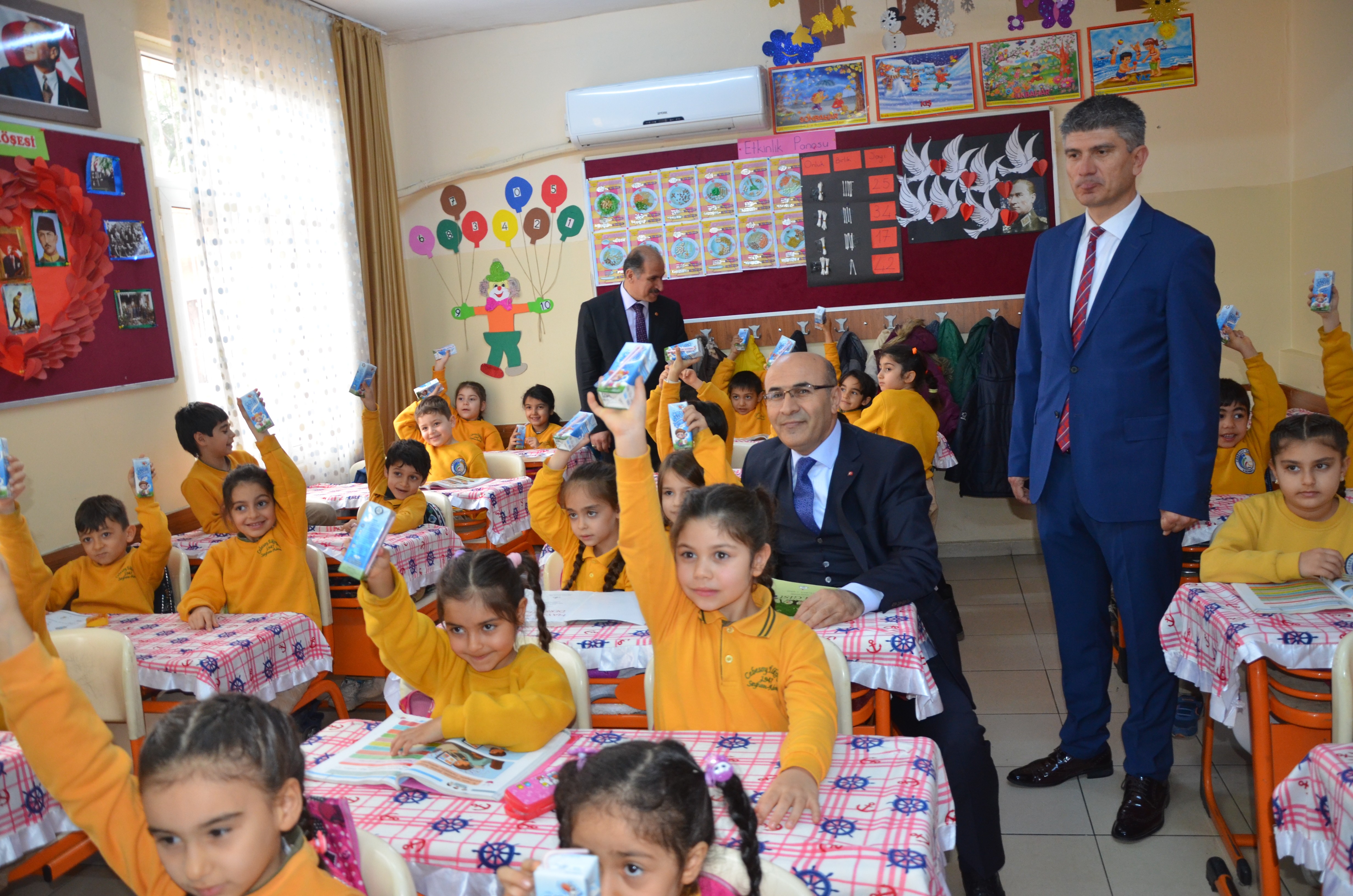 Adana'da öğrencilere okul sütü dağıtıldı