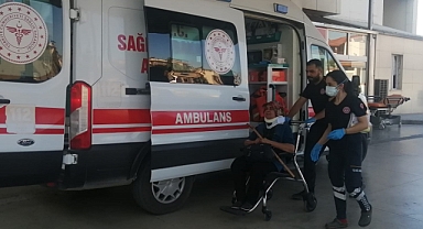 Belediye otobüsü ile otomobilin çarpıştığı kazada 3 kişi yaralandı