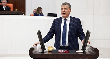 Meclis kürsüsüne peynir-ekmekle çıktı, isyan etti
